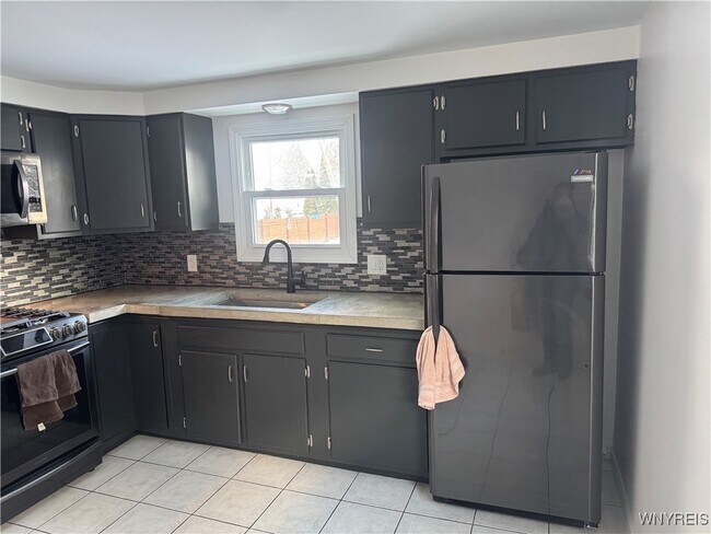 Foto del edificio - 235 Robert Dr