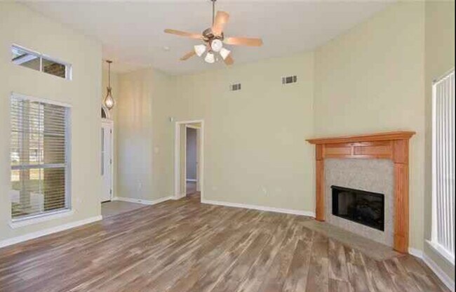 Building Photo - 608 S Cypress St