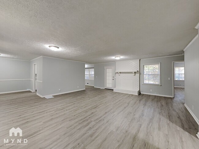 Building Photo - 1290 Maple St SE