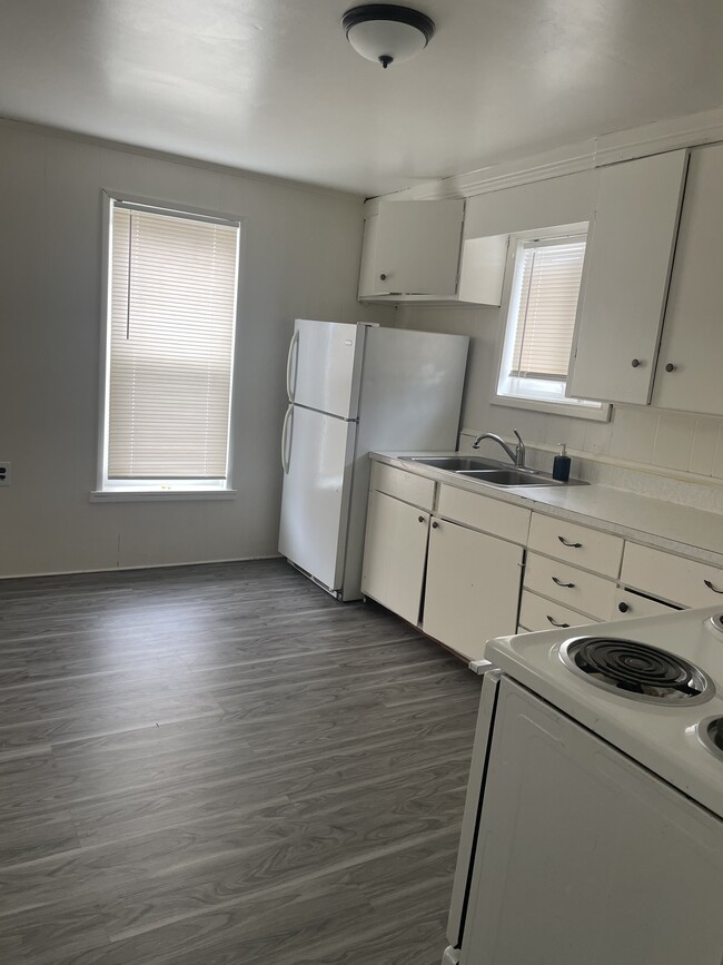 Kitchen/Dining Area - 514 W Main St