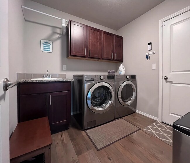 Foto del edificio - 8567 N James Dr