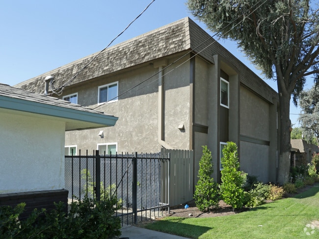 Building Photo - 2325 E Shaw  Ave