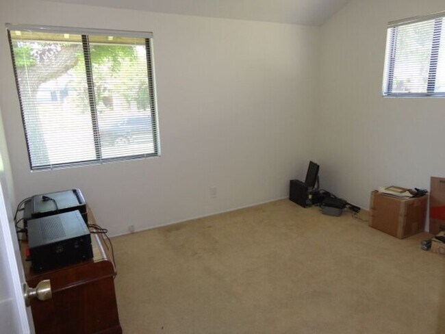 Foto del edificio - Beautiful 3 + 2 Pool Home Lake Balboa