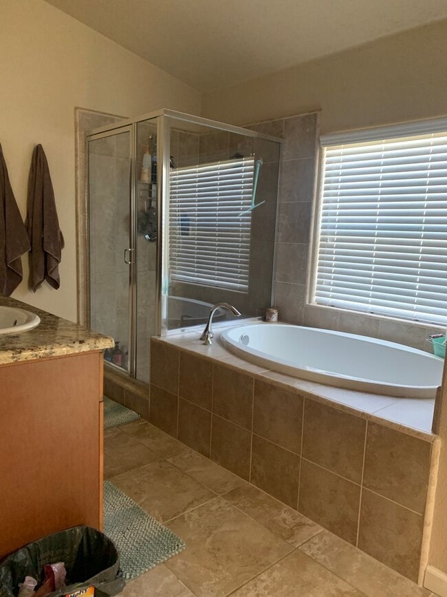 Building Photo - 4 Bedroom 2 Bath available September 1st