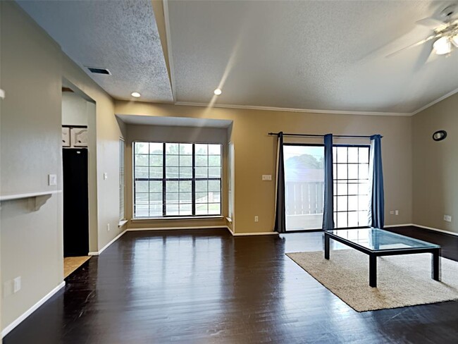 Foto del edificio - 2700 Silver Creek Dr
