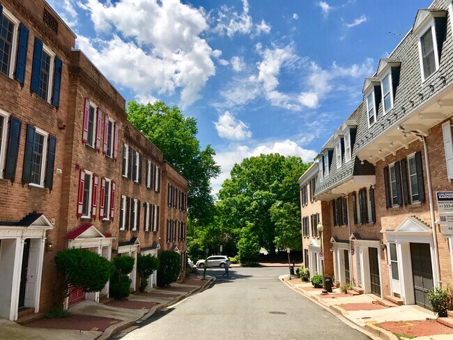 Foto del edificio - 2526 Queen Annes Ln NW