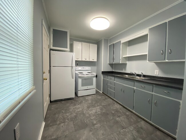 Building Photo - 404 W 27th St