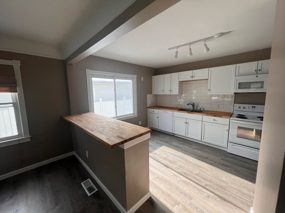 Foto principal - Beautifully Remodeled - 3 bedroom/1 Bath i...