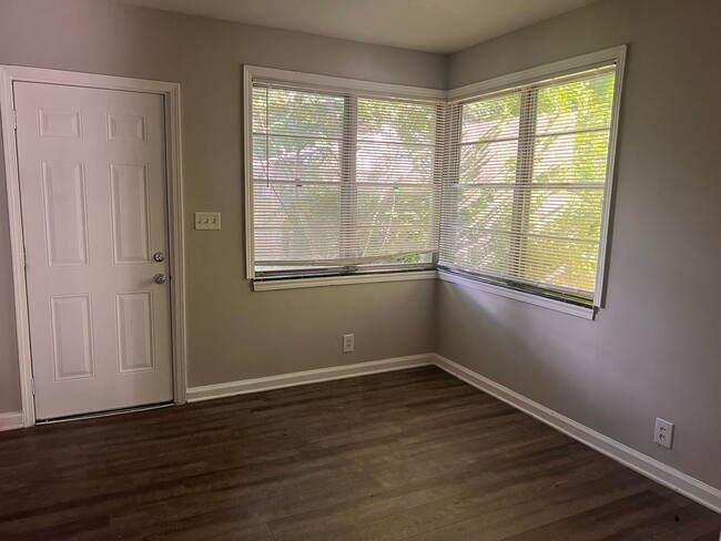 Building Photo - Recently Upgraded Cozy 2 bedroom 1 bath wi...