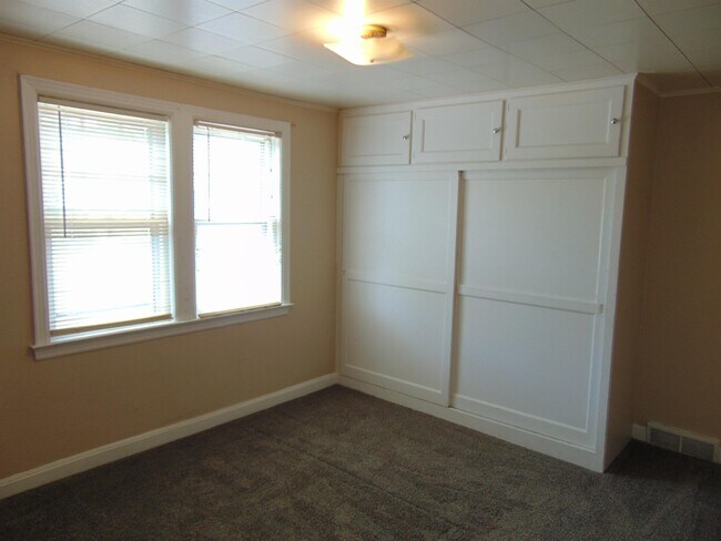 Building Photo - 433 S Van Buren St