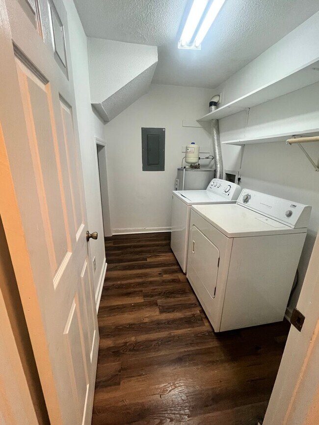 Foto del edificio - 3 Bedroom 2 Bathroom Duplex