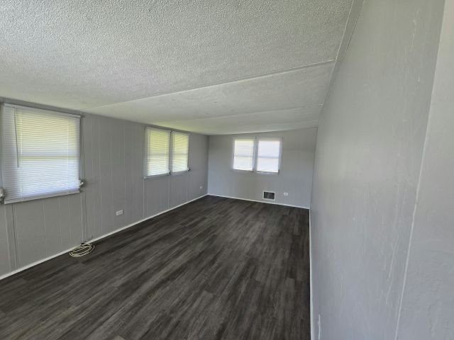 Building Photo - 105 48th Ave Terrace W