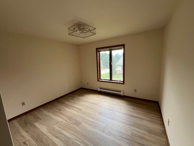 Foto del edificio - 844 Hemlock Dr