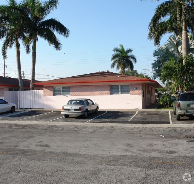 Foto del edificio - Golden Palm Apartments