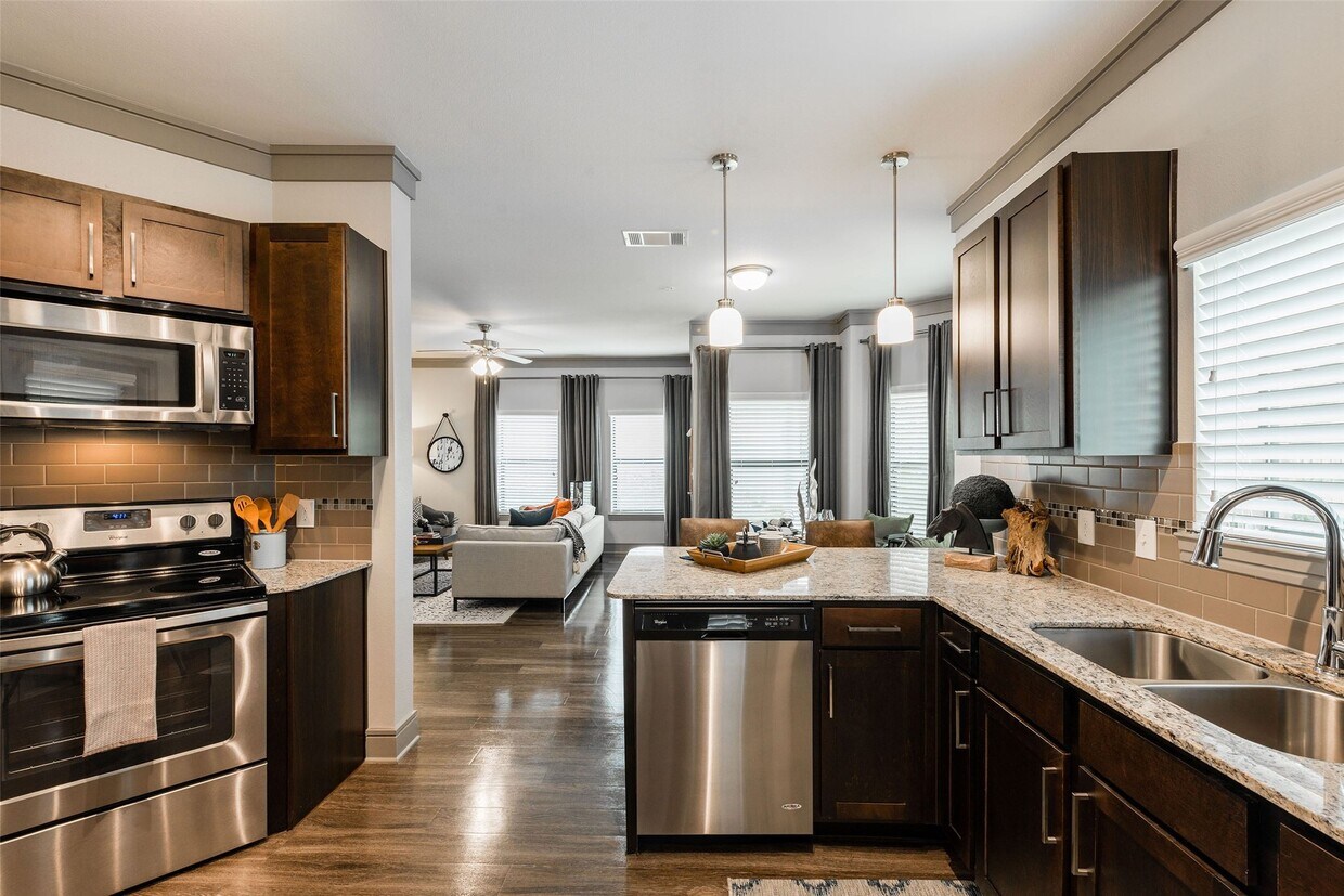 Building Photo - 2101 Kingsley Dr