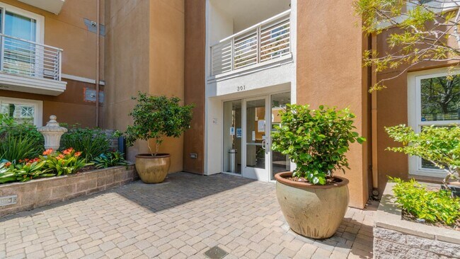 Foto del edificio - 301 Crescent Ct