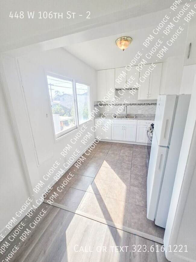 Building Photo - 448 W 106th St