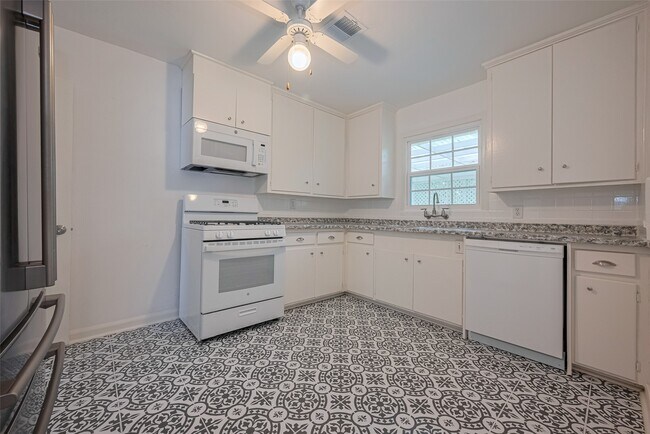 Foto del edificio - 5513 Fairdale Ln