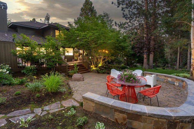 Building Photo - Stunning 3BR, 3.5BA home designed by famou...