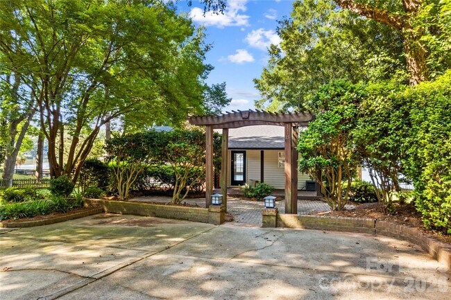 Building Photo - 118 Revere Dr