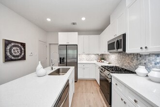 Building Photo - 1049 Glenn Ave