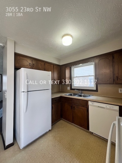 Building Photo - Two bedroom townhome close to Hall of Fame...