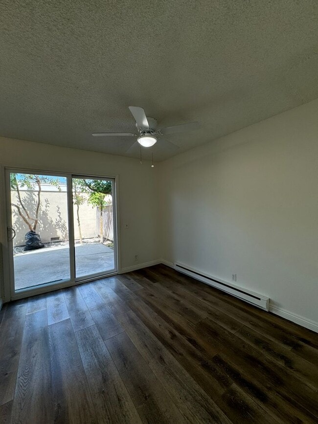 Building Photo - 3 Bed | 1.5 Bath Townhome with Garage in S...