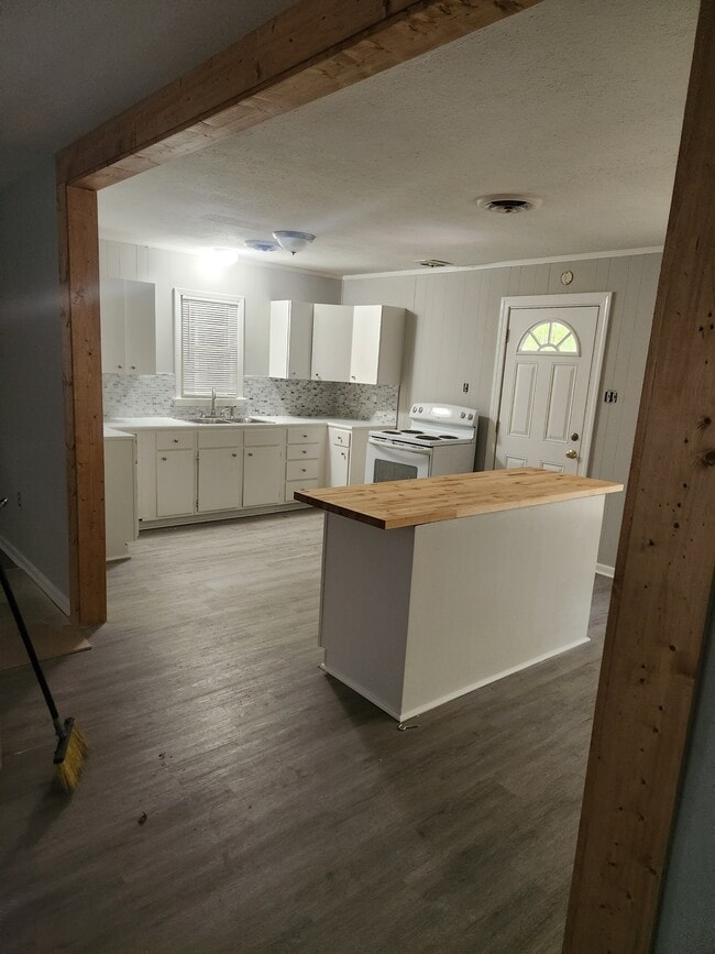 Building Photo - 203 Southbrook Dr