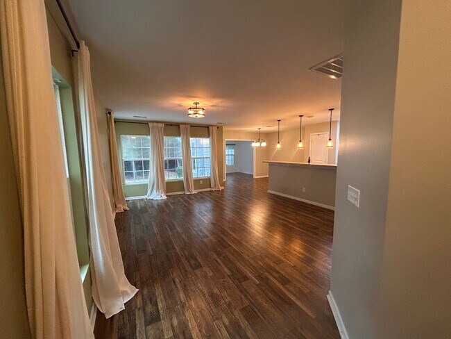 Foto del edificio - Amazing 3BR Townhome in The Pines at Charleston Park!
