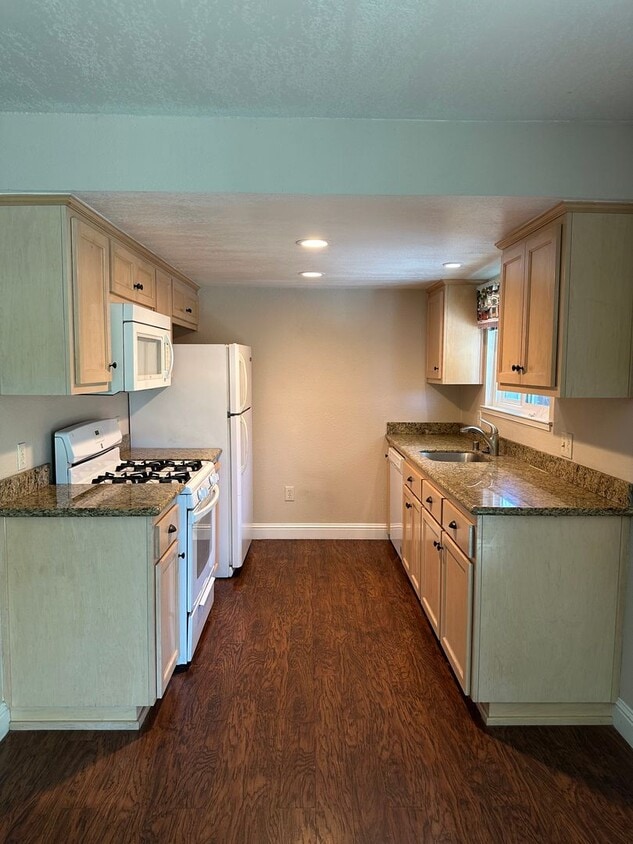 Primary Photo - Well kept apartment