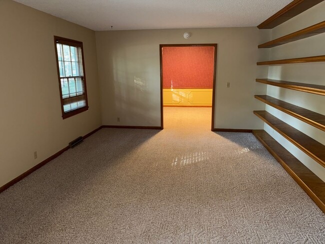 Building Photo - 3 Bedrooms! 2 Bath! Kickapoo Schools! Vill...