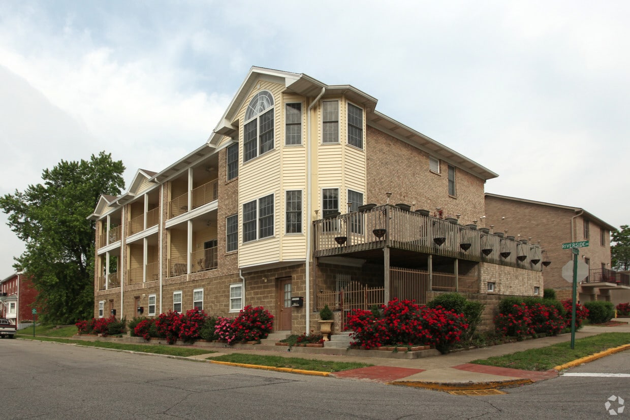Primary Photo - 217 E Riverside Dr