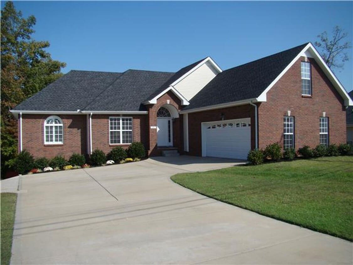 Building Photo - 3 Bedroom Pet Friendly Home For Rent In St. B Area!