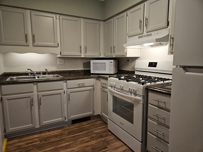 Kitchen - 308 Franklin Ave