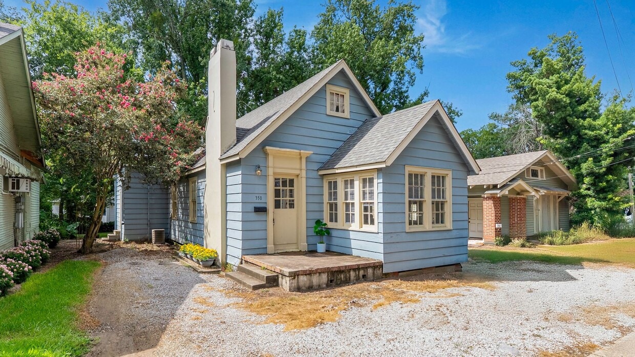 Primary Photo - Adorable Cottage Just Steps from LSU's Campus and the Lakes!