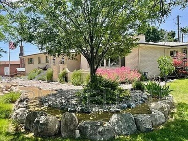 Building Photo - 1005 N 60 E