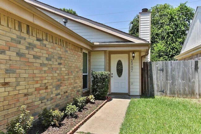 Building Photo - 2007 Highland Hills Dr
