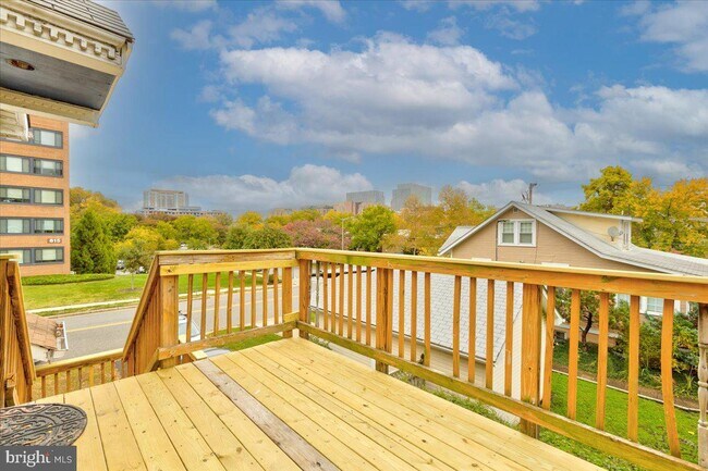 Building Photo - 806 18th St S