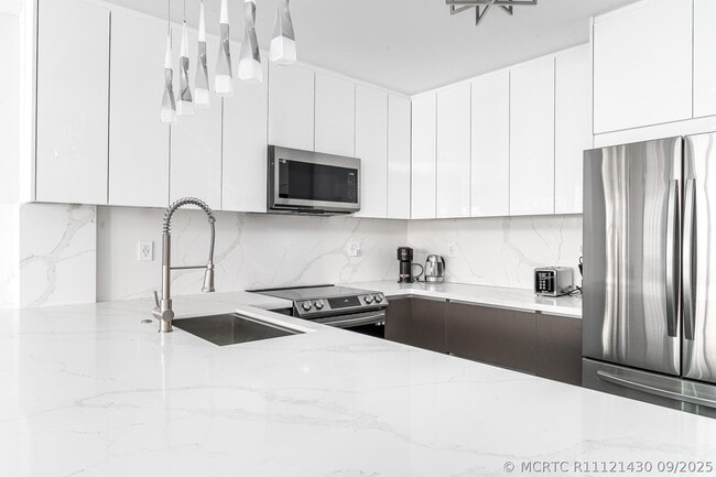Building Photo - 3725 S Ocean Dr