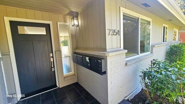 Building Photo - 3 Bed, 2 Bath Apartment in Prime Roosevelt...