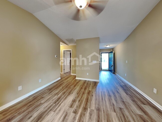 Building Photo - 208 Winding Willow Trl