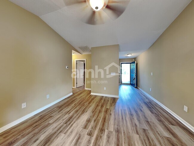 Foto del edificio - 208 Winding Willow Trl