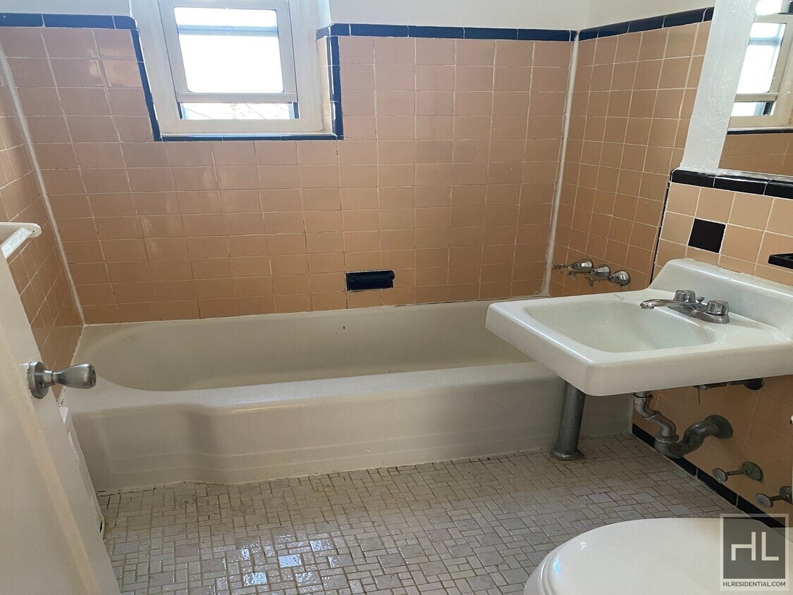 Building Photo - Spacious One Bedroom in Auburndale/Bayside