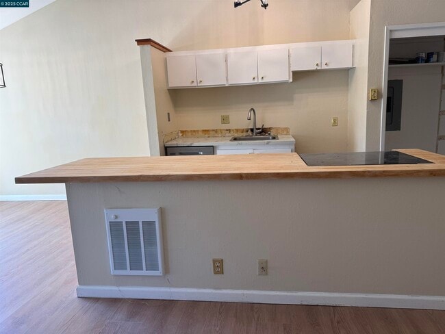 Foto del edificio - 2059 Ascot Dr