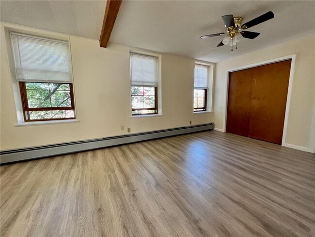Building Photo - 601 Walnut St