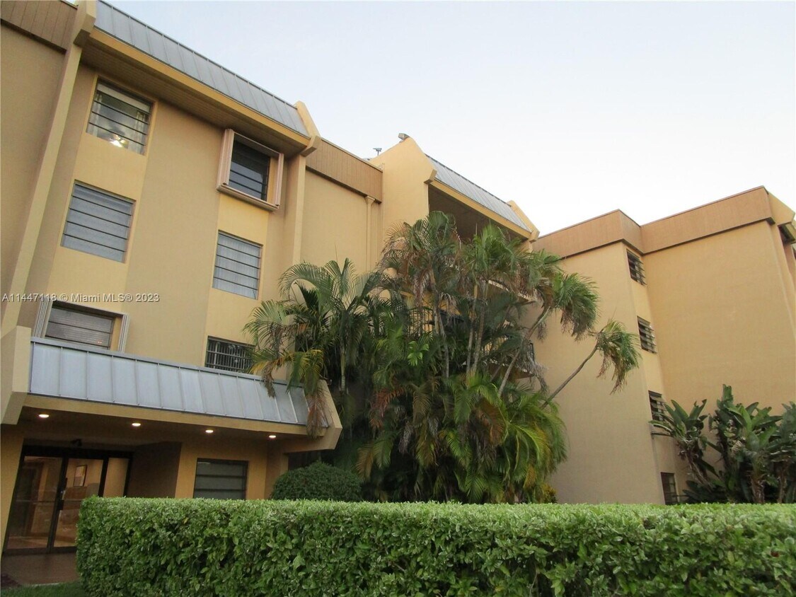 Building Photo - 10421 N Kendall Dr