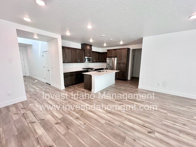 Foto del edificio - Beautiful less than a year old Luxury Townhome available soon!