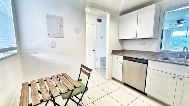 Foto del edificio - 3750 NE 170th St