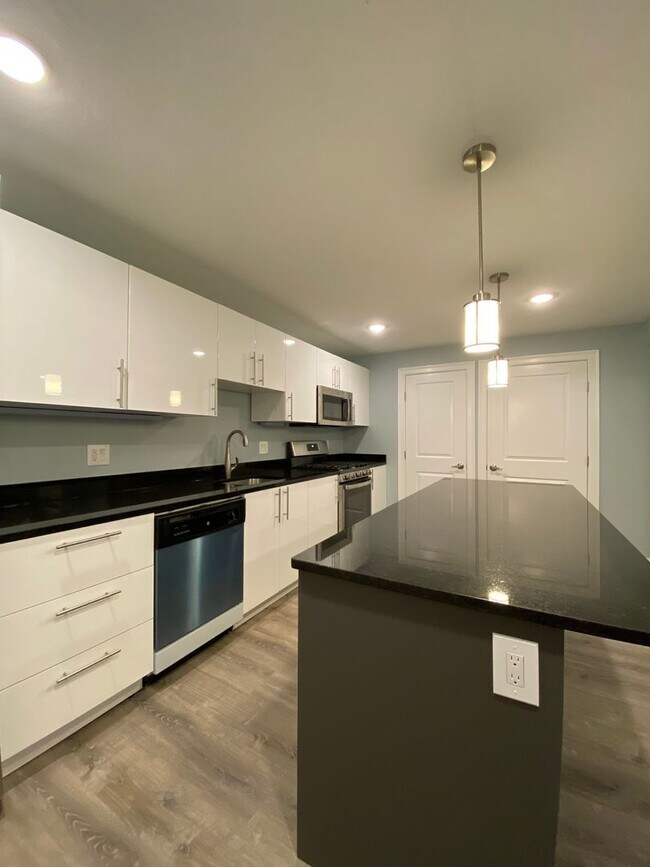 Foto del edificio - Gut Renovated Garden Level 4 Bed/2 Bath on Kelton St in Allston
