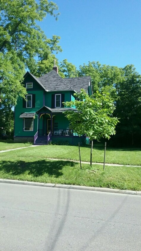 Building Photo - 136 Morgan St